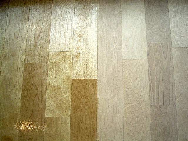 木目の意匠性：左半分はオイル塗布直後（オスモカラー）