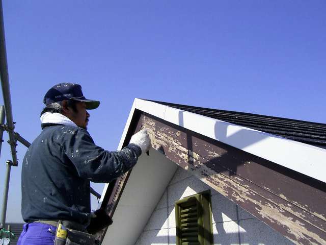 外部に木部を使用し造膜型の塗料で仕上げると調湿機能による伸縮により塗膜が剥がれやすい