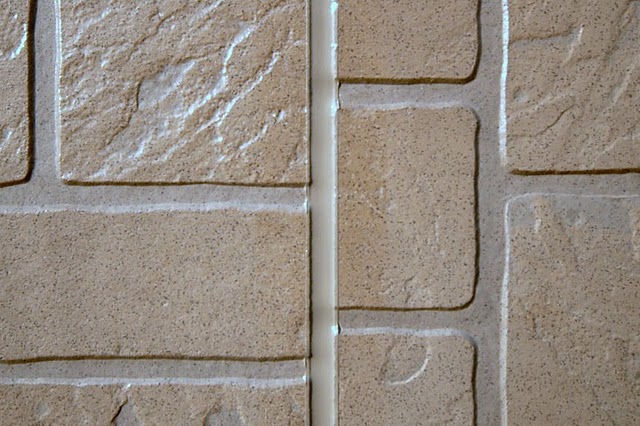 高耐久で色数が多く、意匠性サイディングのシーリングに適しています。