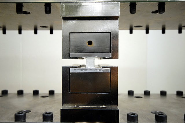 常に耐久性の検証が行われているとともに、他メーカー製品との比較検討も行われています。