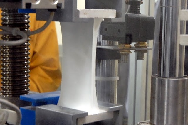 引っ張り試験による他メーカー製品との比較に立ち会わせていただいた際の様子です。