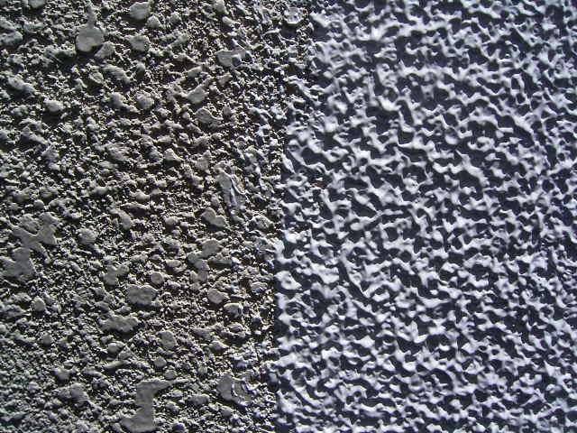 左：既存塗膜と右：砂骨ローラーによる下塗り