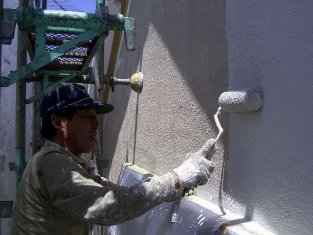 砂骨ローラーによる下塗り