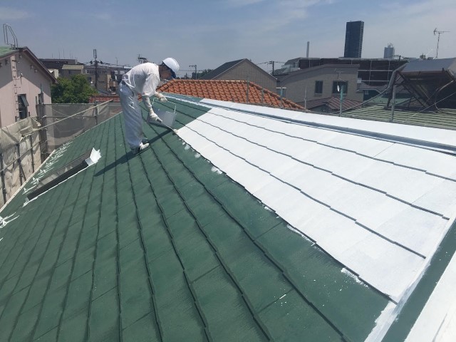 屋根塗装における下塗り（遮熱プライマー）