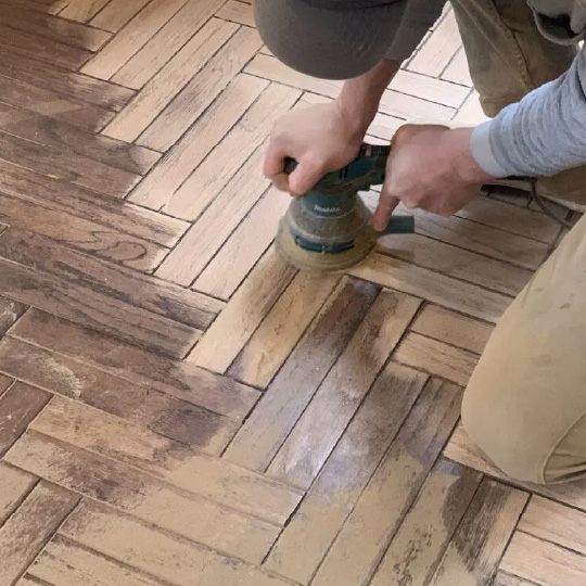 小型サンダーによる研磨